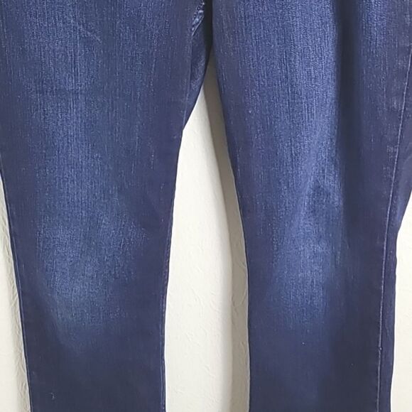 LEE Bluejeans Regular Fit, Straight Leg, Mid-rise, Slightly Distressed, Size 12 - Picture 3 of 11